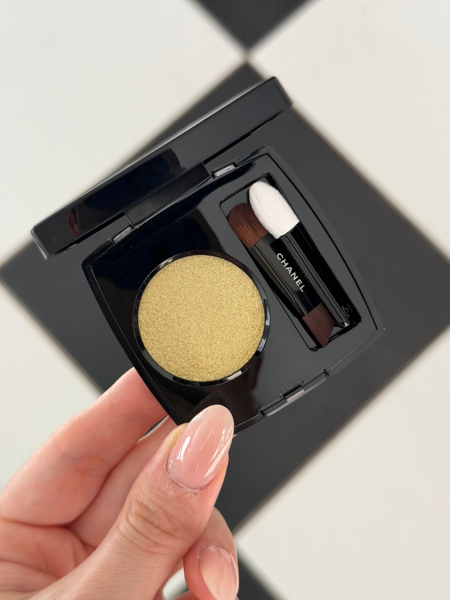 CHANEL Ombre Essentielle Multi-Use Longwearing Eyeshadow (224)