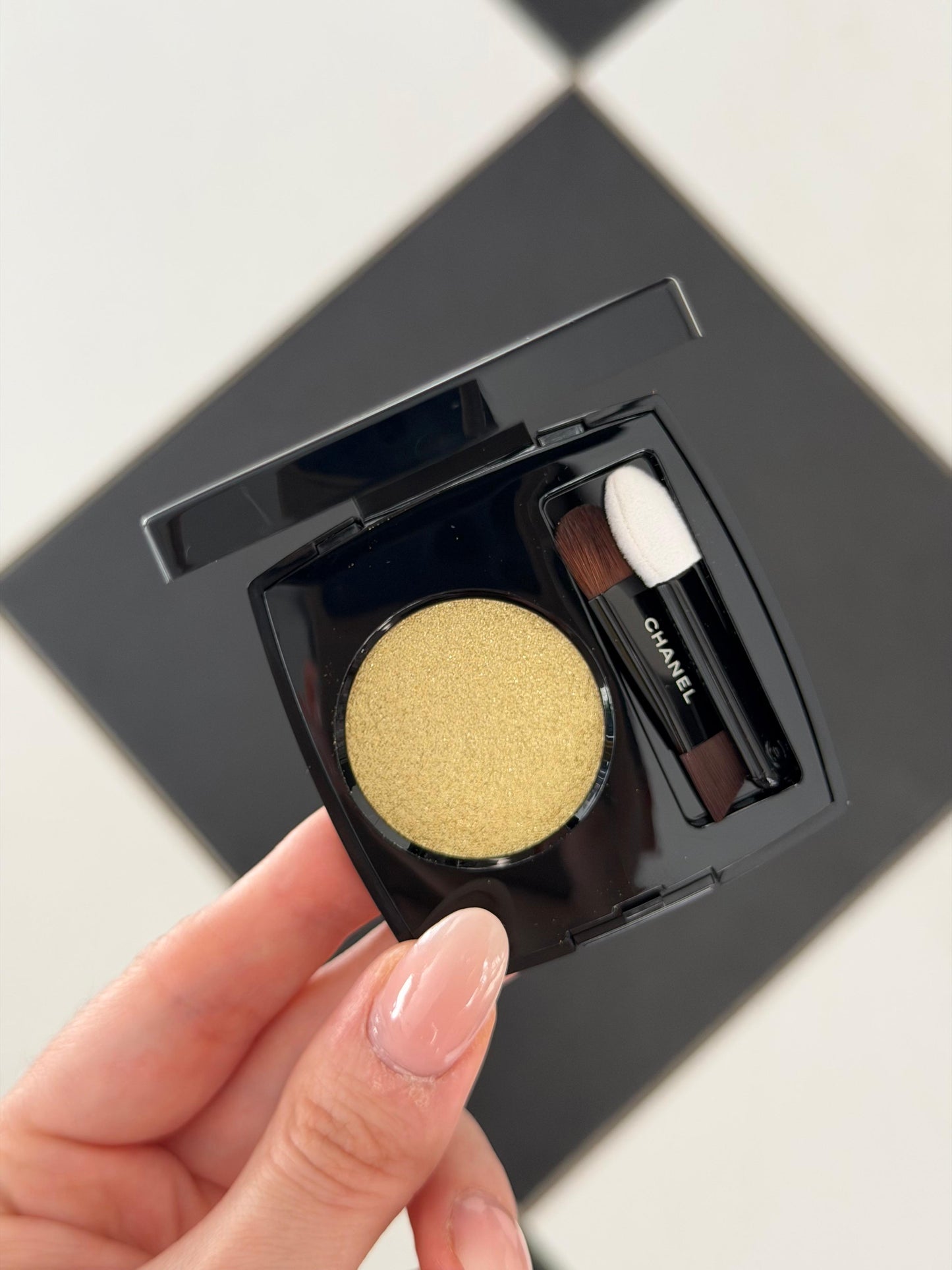 CHANEL Ombre Essentielle Multi-Use Longwearing Eyeshadow (224)
