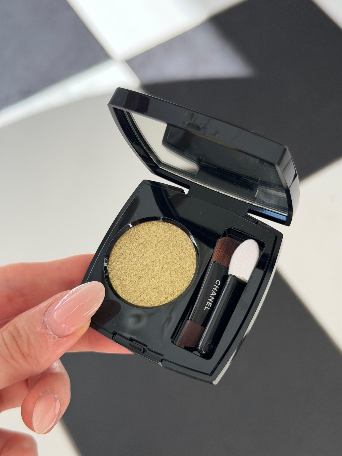 CHANEL Ombre Essentielle Multi-Use Longwearing Eyeshadow (224)