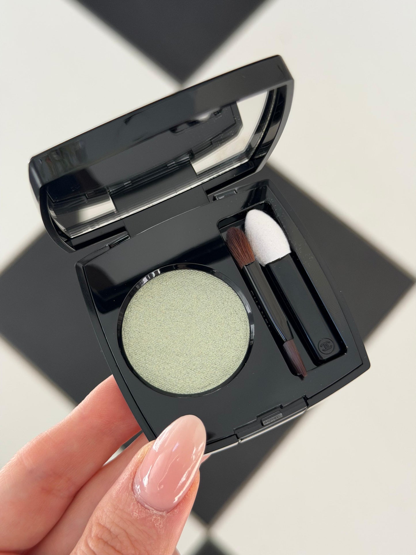 CHANEL Ombre Essentielle Multi-Use Longwearing Eyeshadow (222)
