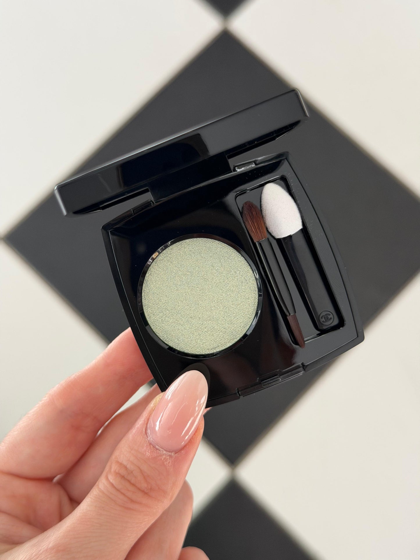CHANEL Ombre Essentielle Multi-Use Longwearing Eyeshadow (222)