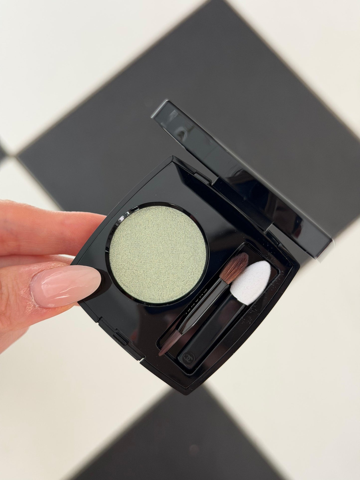 CHANEL Ombre Essentielle Multi-Use Longwearing Eyeshadow (222)