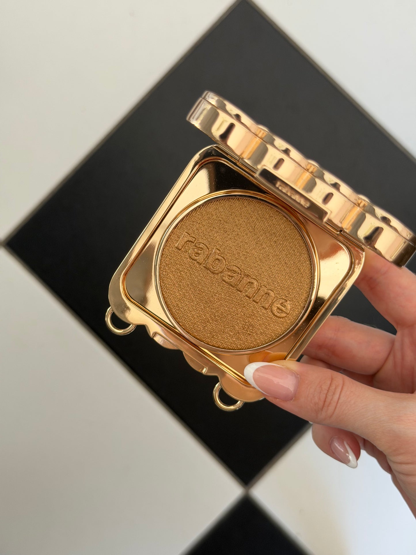 PACO RABANNE 1969 Makeup Clutch
Ultra-Shiny, All-Over Luminizer, Second Skin Comfort