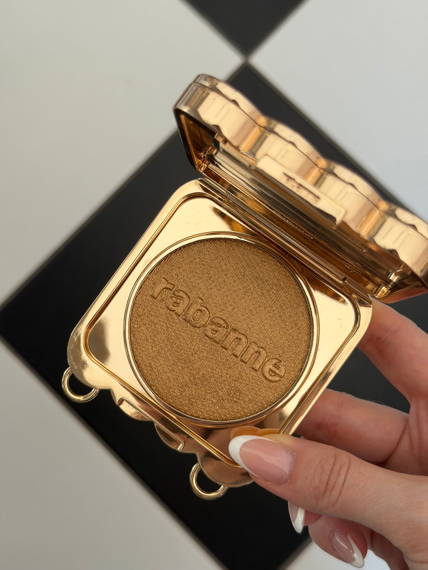 PACO RABANNE 1969 Makeup Clutch
Ultra-Shiny, All-Over Luminizer, Second Skin Comfort