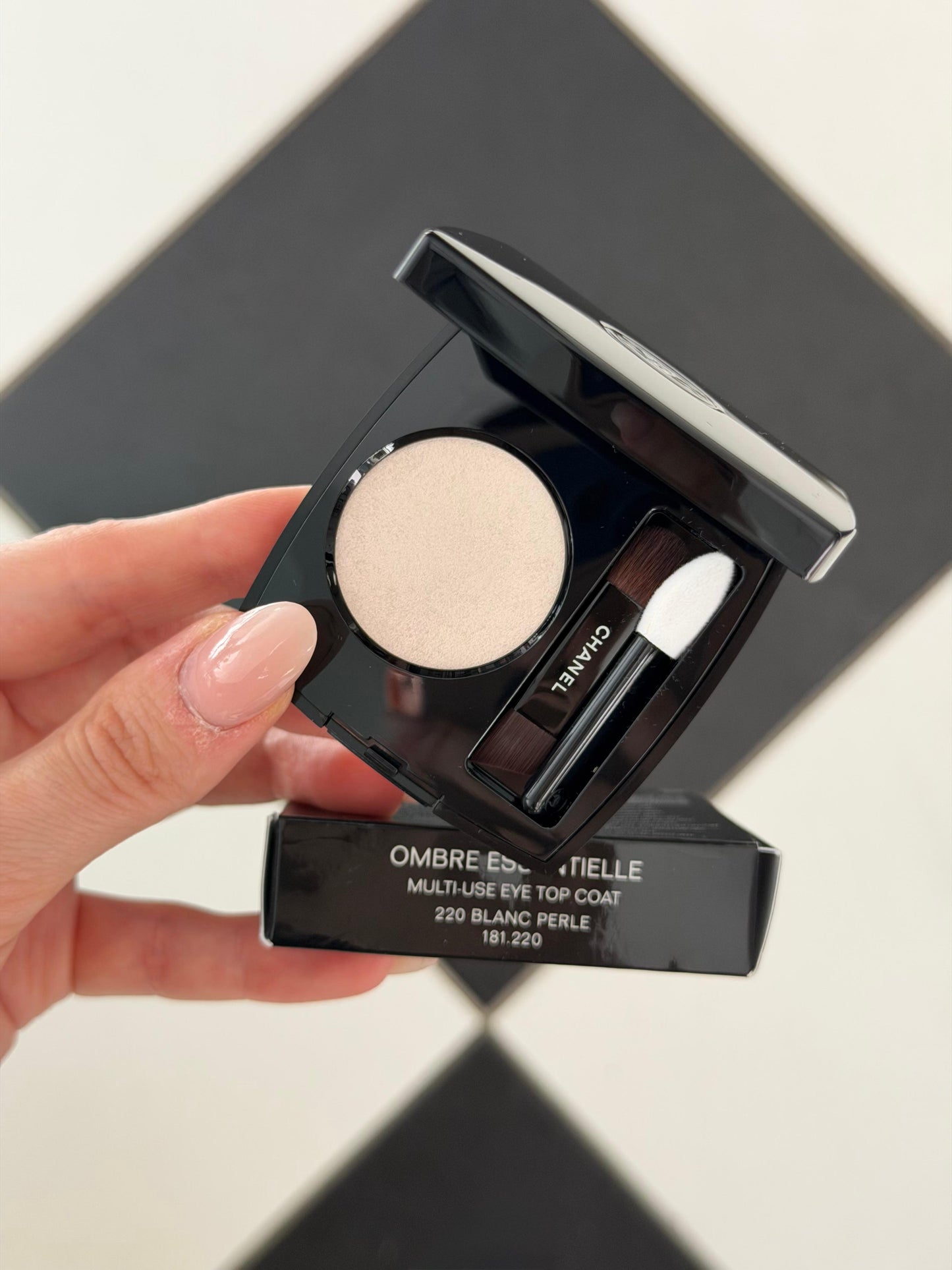 CHANEL Ombre Essentielle Multi-Use Longwearing Eyeshadow (220)