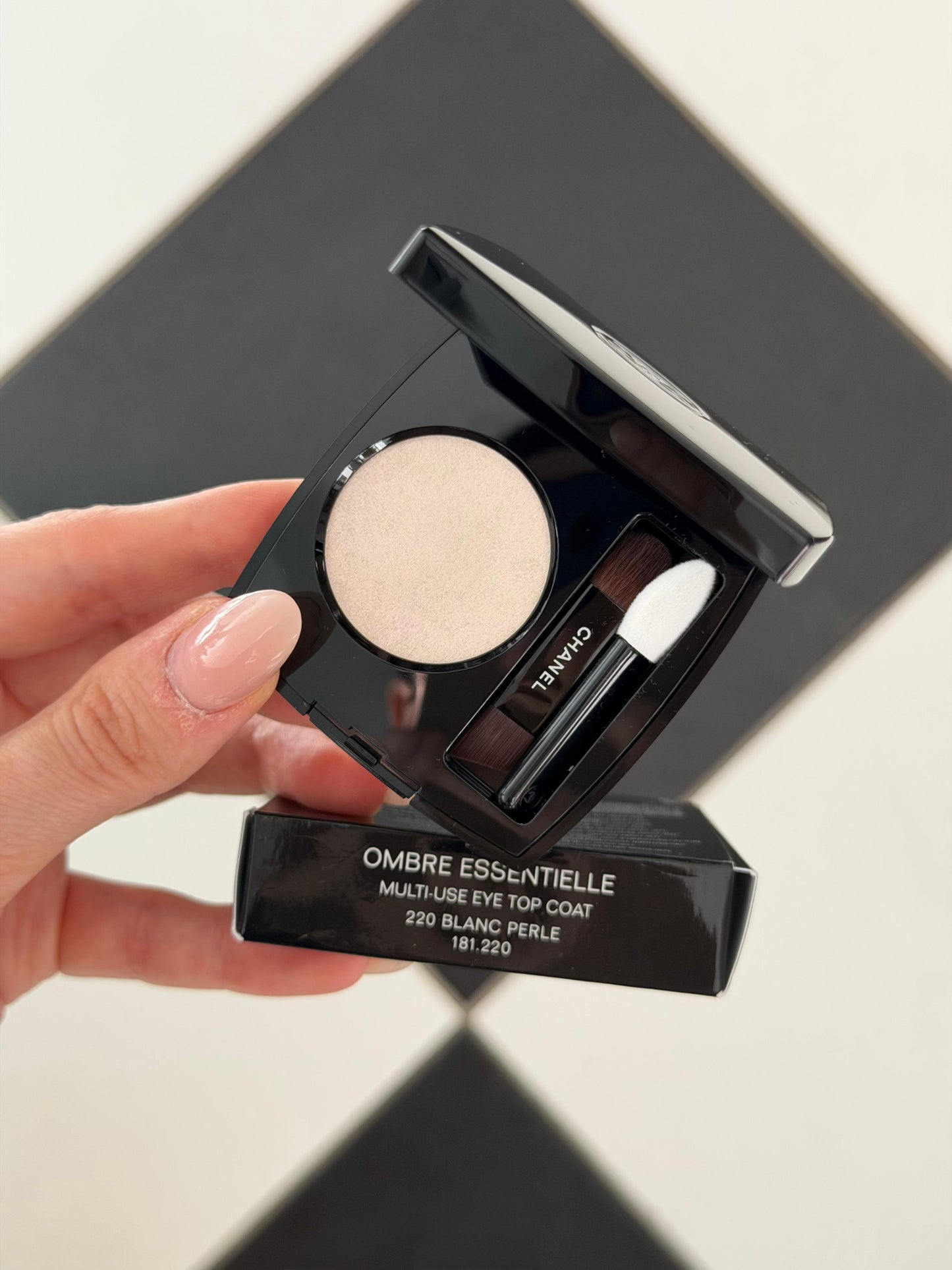 CHANEL Ombre Essentielle Multi-Use Longwearing Eyeshadow (220)