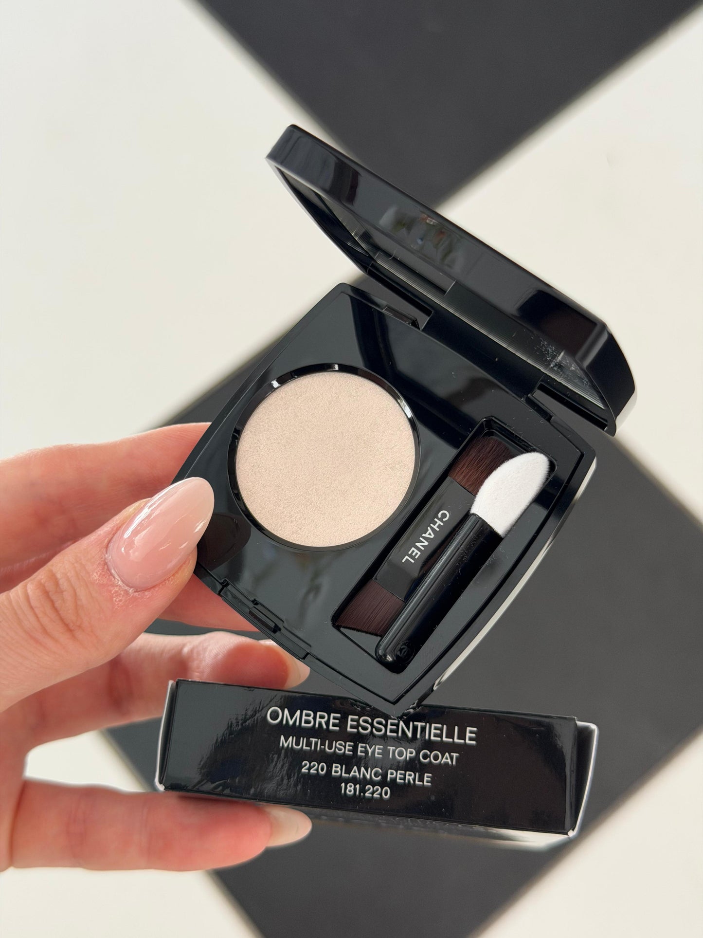 CHANEL Ombre Essentielle Multi-Use Longwearing Eyeshadow (220)
