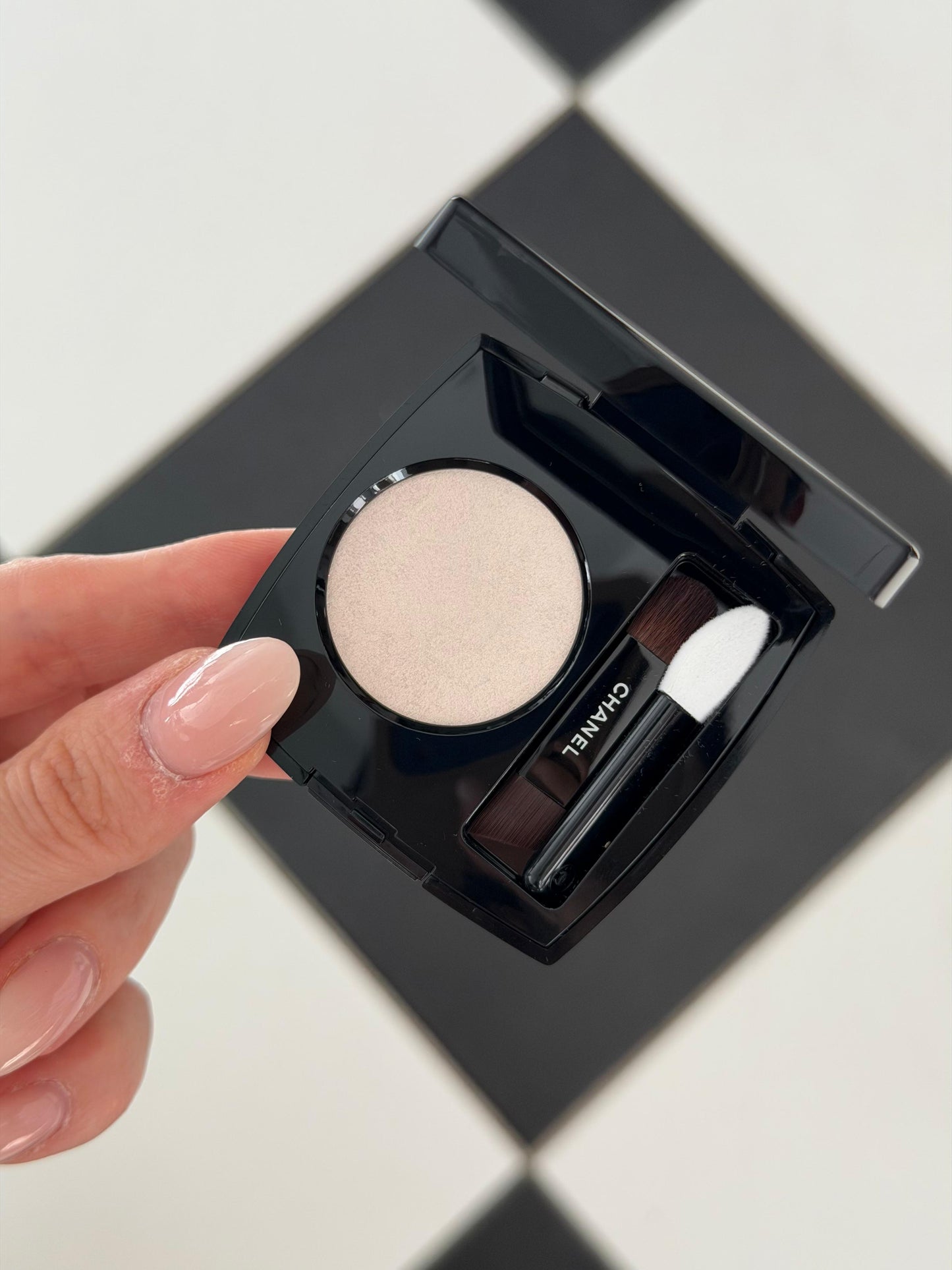 CHANEL Ombre Essentielle Multi-Use Longwearing Eyeshadow (220)