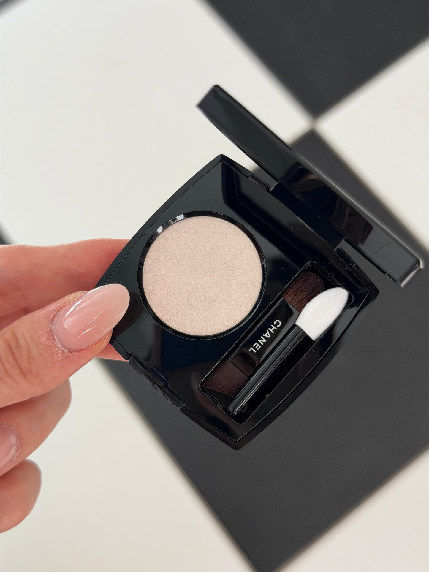 CHANEL Ombre Essentielle Multi-Use Longwearing Eyeshadow (220)