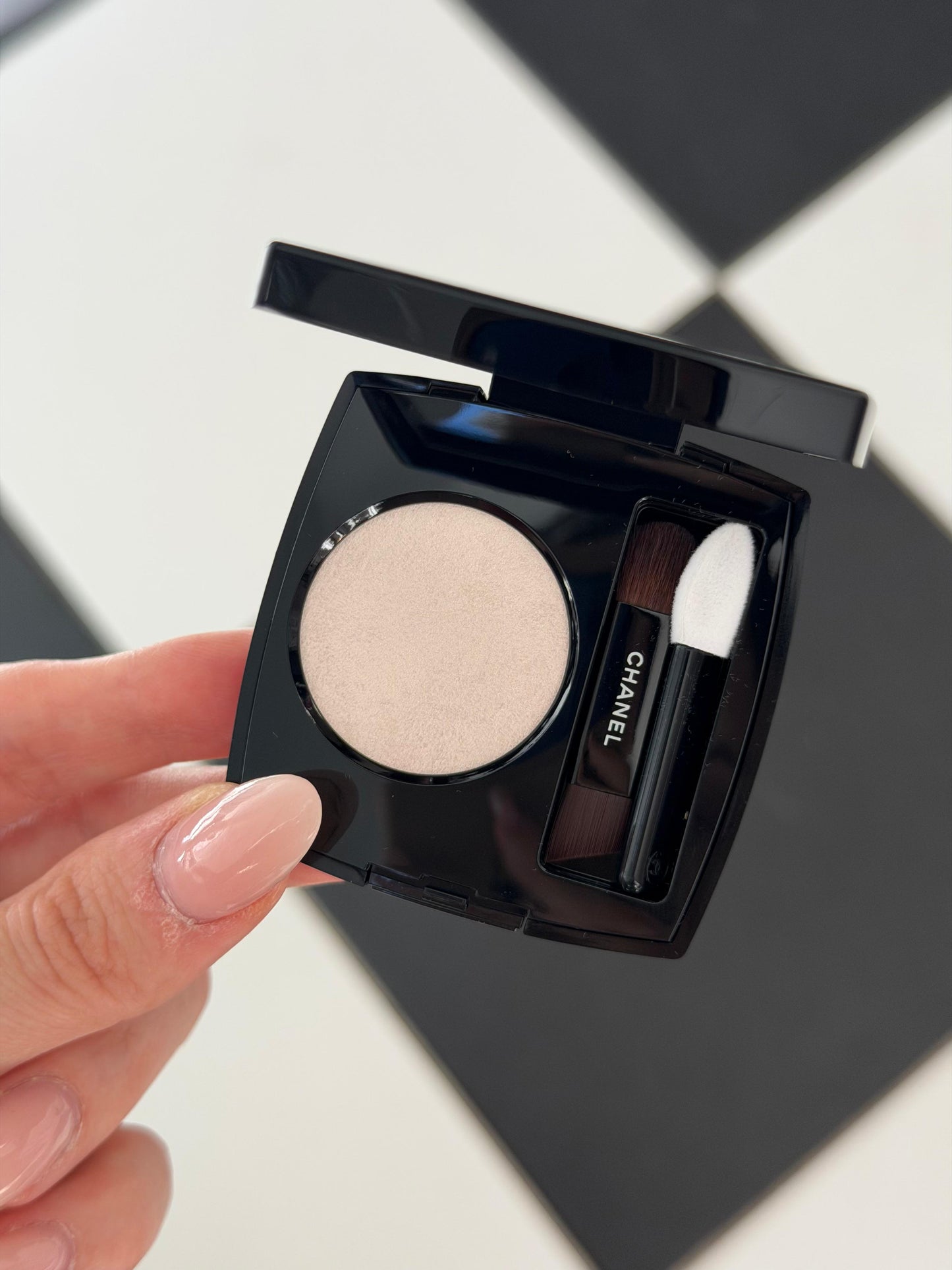 CHANEL Ombre Essentielle Multi-Use Longwearing Eyeshadow (220)