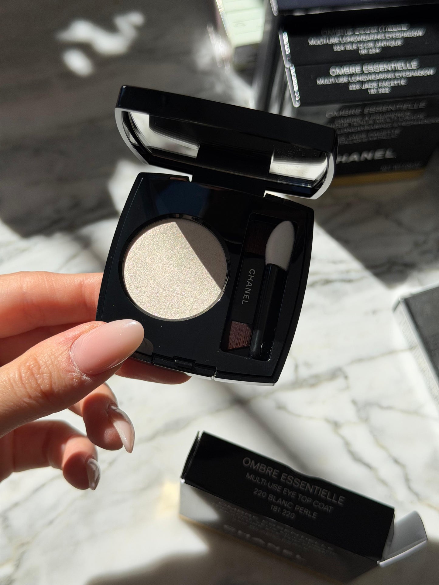 CHANEL Ombre Essentielle Multi-Use Longwearing Eyeshadow (220)