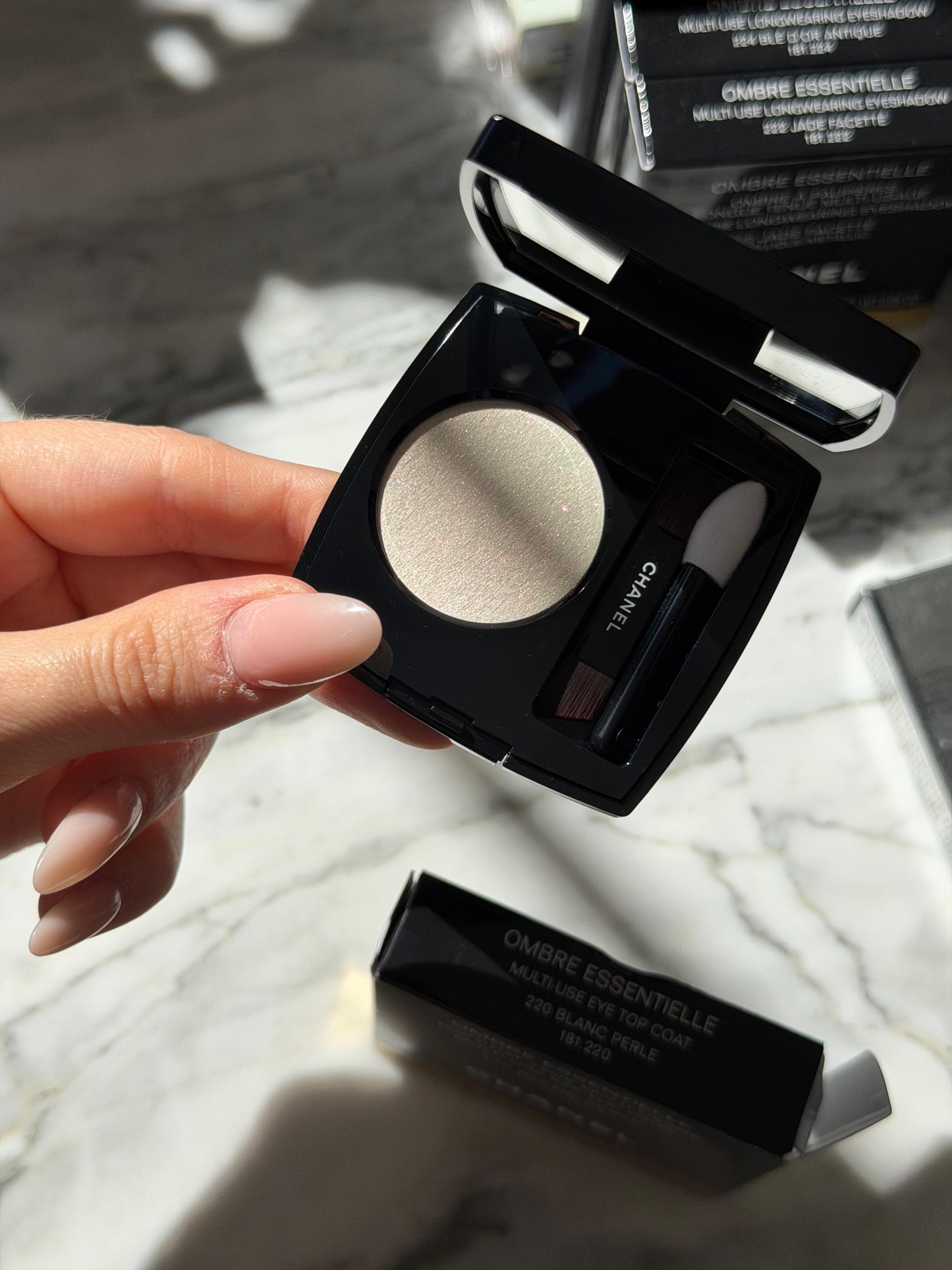 CHANEL Ombre Essentielle Multi-Use Longwearing Eyeshadow (220)