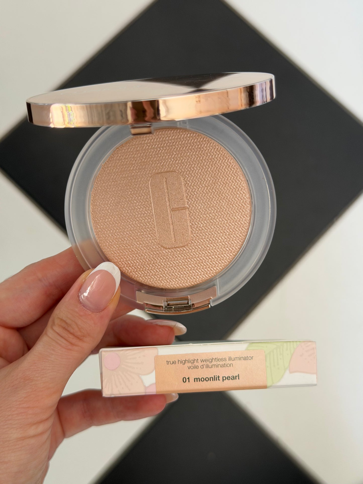 CLINIQUE
True Highlight™ Weightless Illuminator (01)