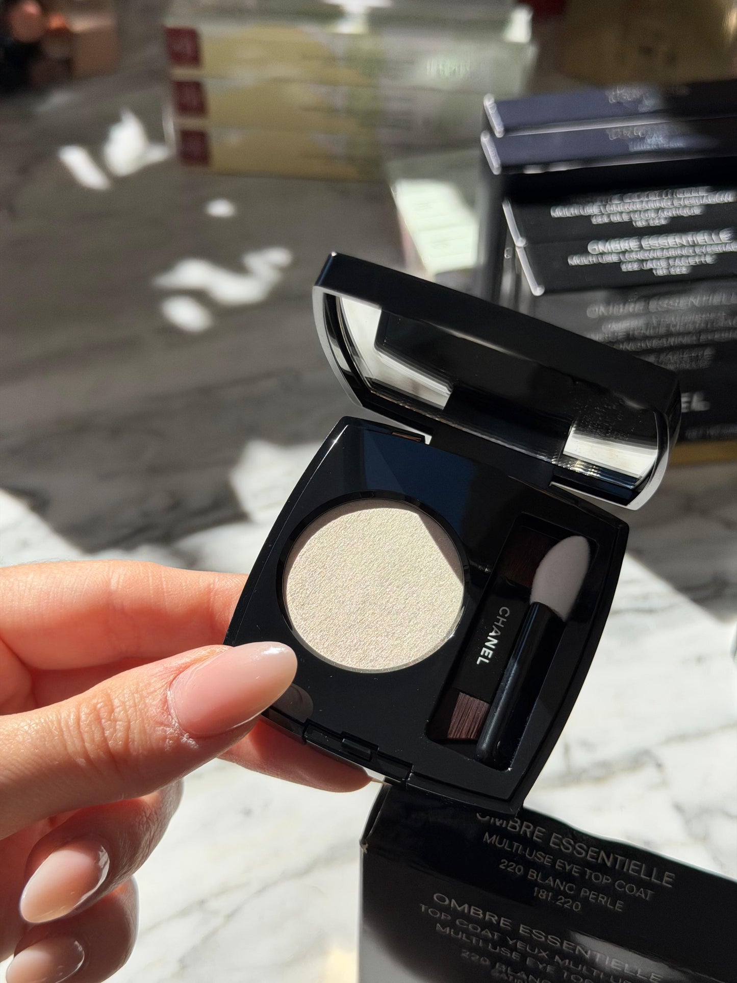 CHANEL Ombre Essentielle Multi-Use Longwearing Eyeshadow (220)