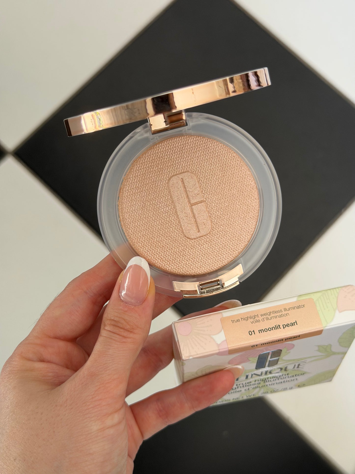CLINIQUE
True Highlight™ Weightless Illuminator (01)