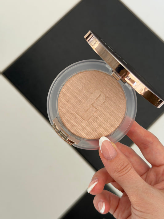 CLINIQUE
True Highlight™ Weightless Illuminator (01)