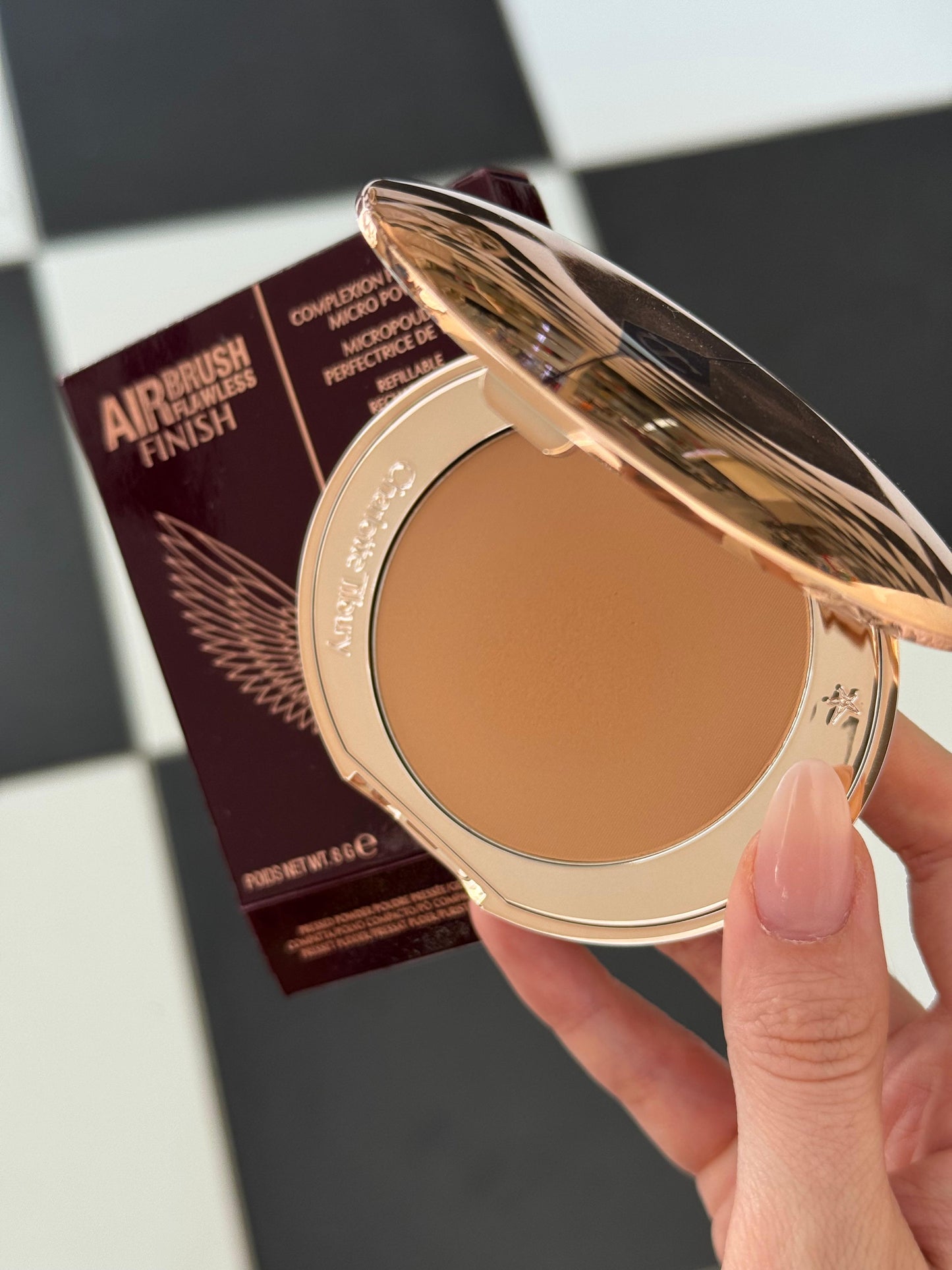 CHARLOTTE TILBURY Airbrush Flawless Finish (3)
Complexion Perfecting Micro Powder