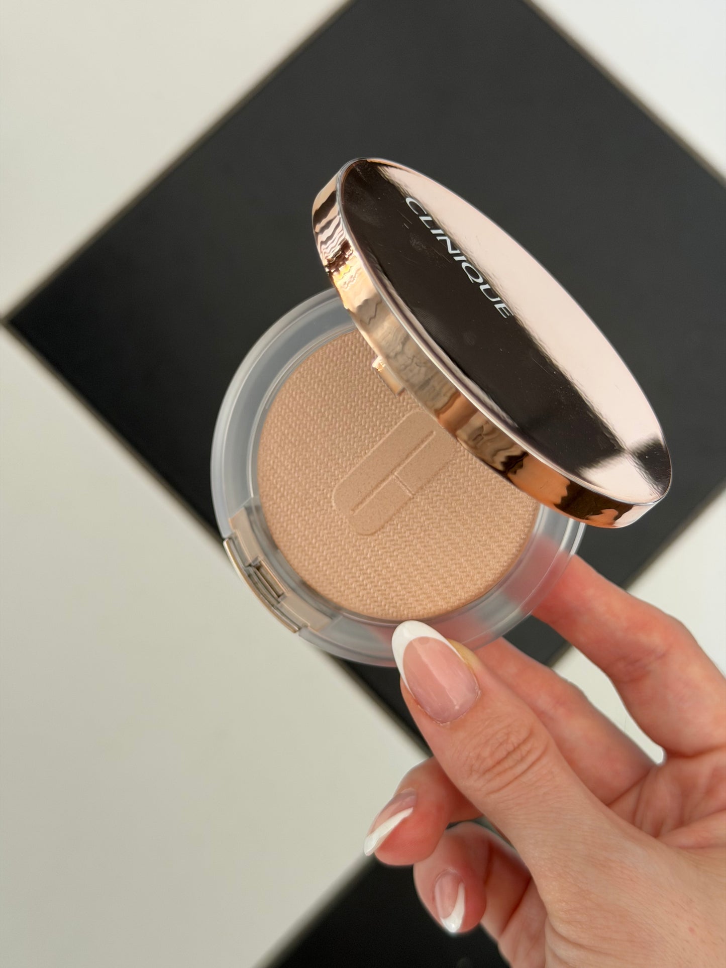CLINIQUE
True Highlight™ Weightless Illuminator (01)