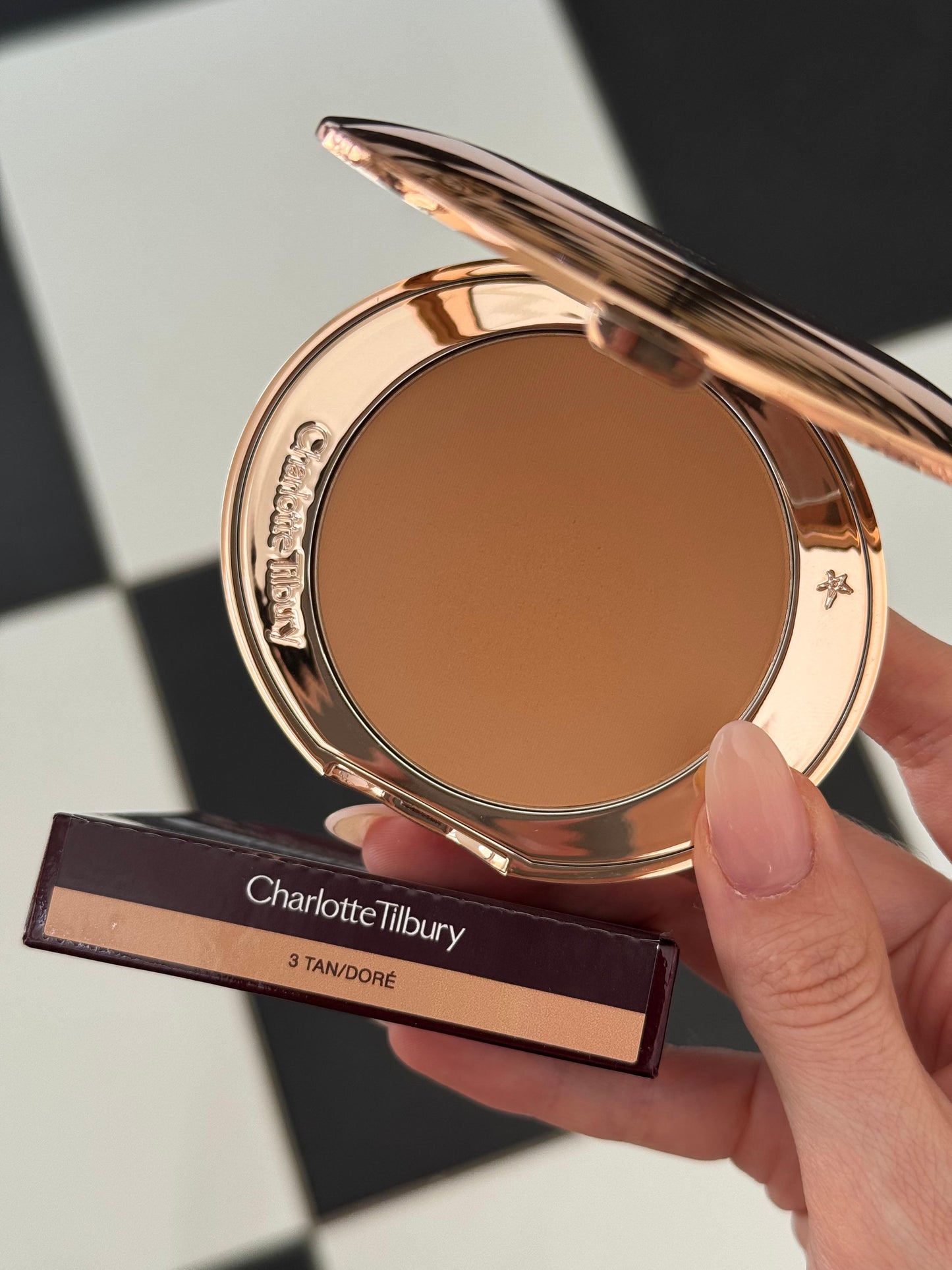 CHARLOTTE TILBURY Airbrush Flawless Finish (3)
Complexion Perfecting Micro Powder