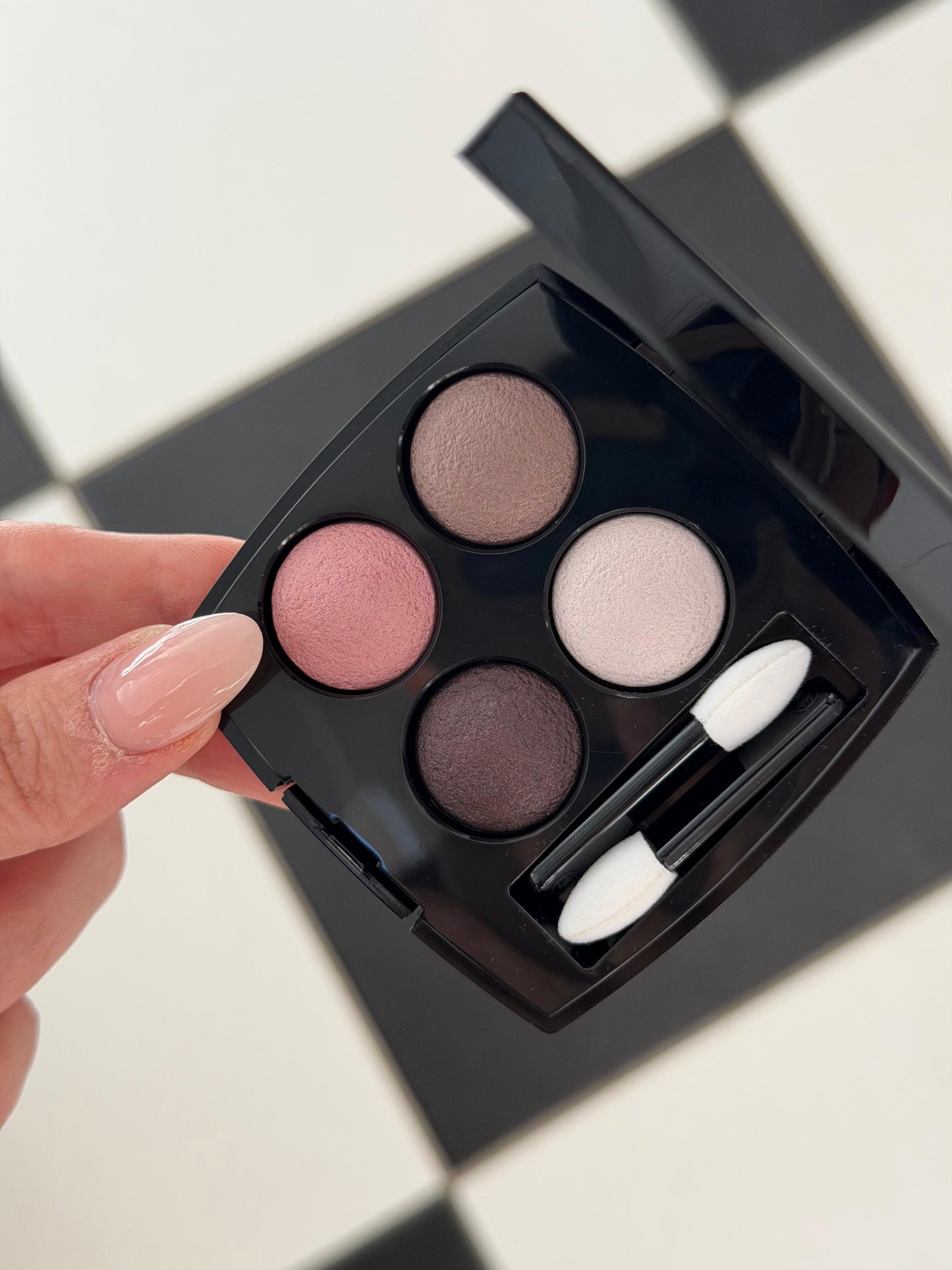 CHANEL Les 4 Ombres
Multi-Effect Quadra Eyeshadow (202)