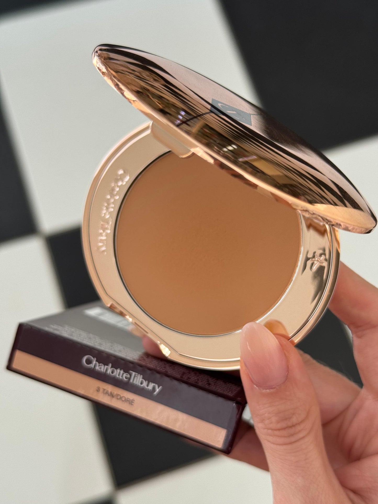 CHARLOTTE TILBURY Airbrush Flawless Finish (3)
Complexion Perfecting Micro Powder