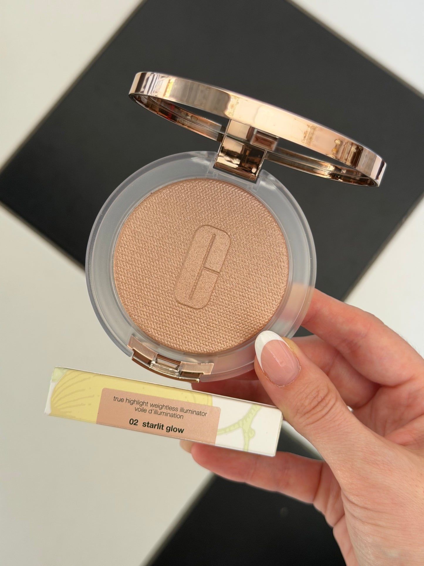 CLINIQUE
True Highlight™ Weightless Illuminator (02)