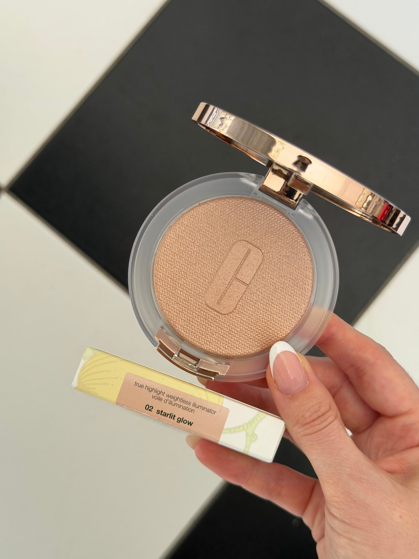 CLINIQUE
True Highlight™ Weightless Illuminator (02)