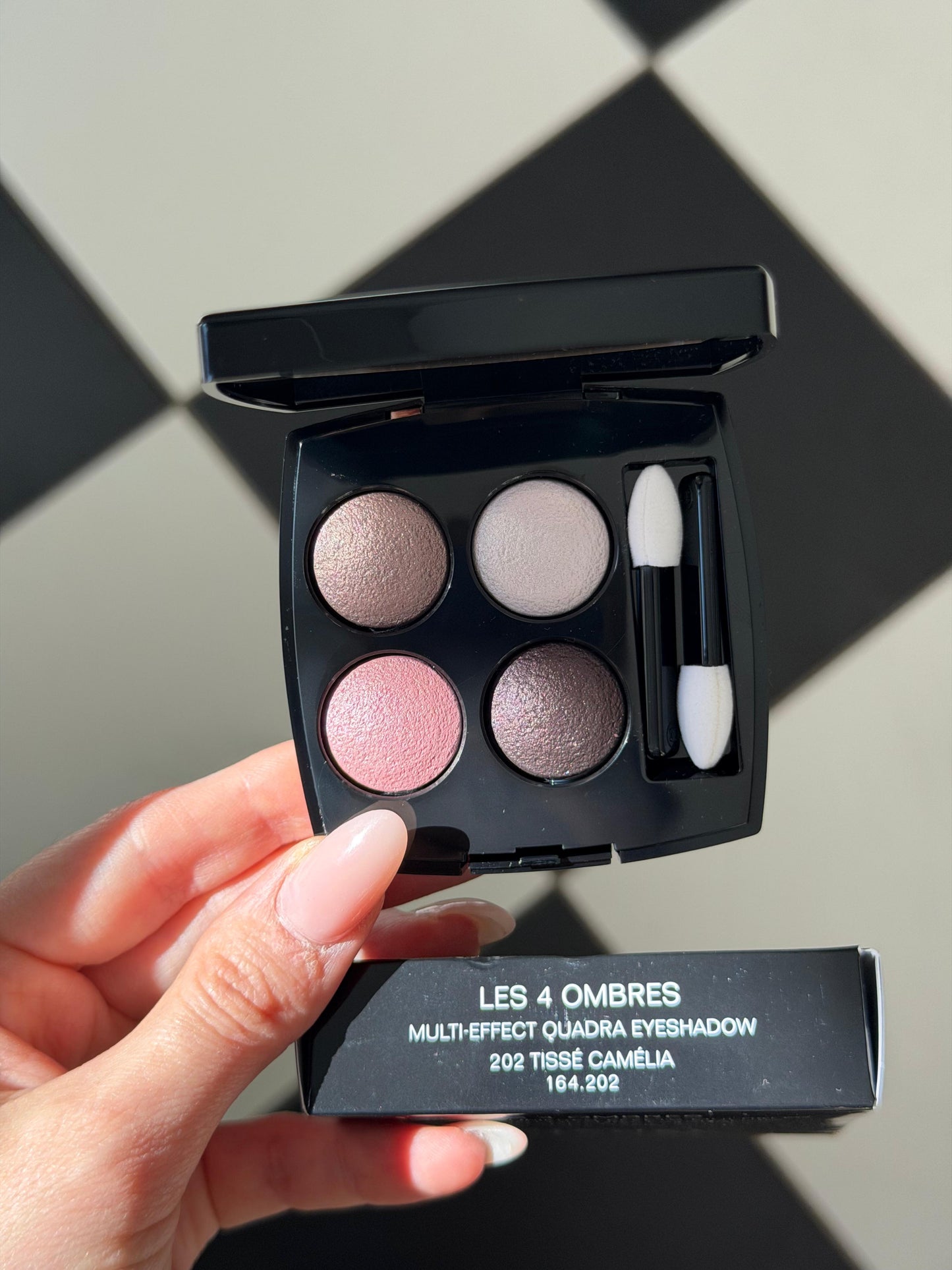 CHANEL Les 4 Ombres
Multi-Effect Quadra Eyeshadow (202)