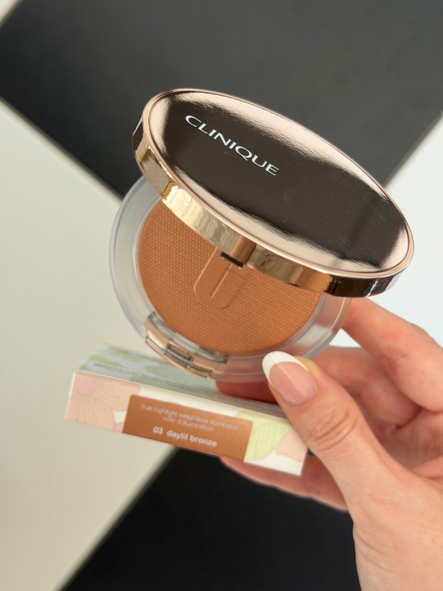 CLINIQUE
True Highlight™ Weightless Illuminator (03)