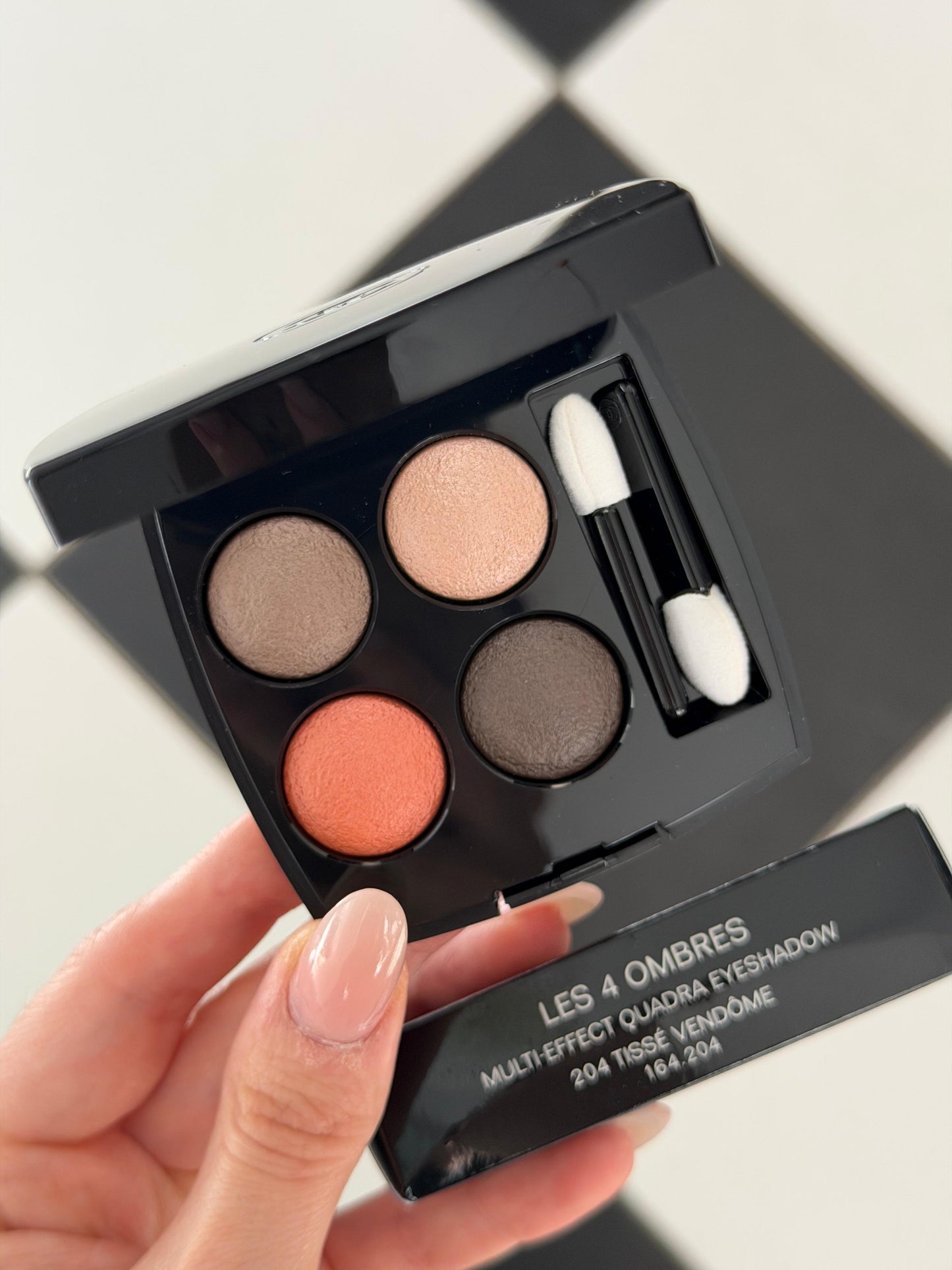 CHANEL Les 4 Ombres
Multi-Effect Quadra Eyeshadow (204)