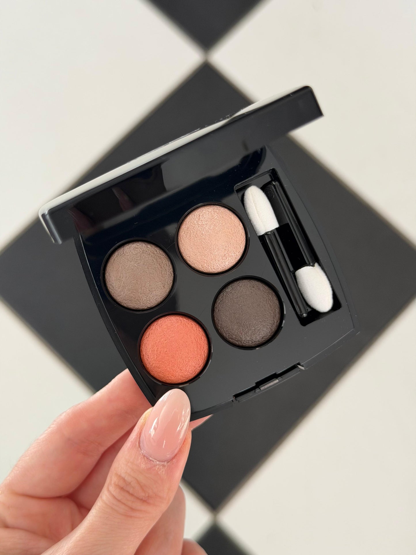 CHANEL Les 4 Ombres
Multi-Effect Quadra Eyeshadow (204)