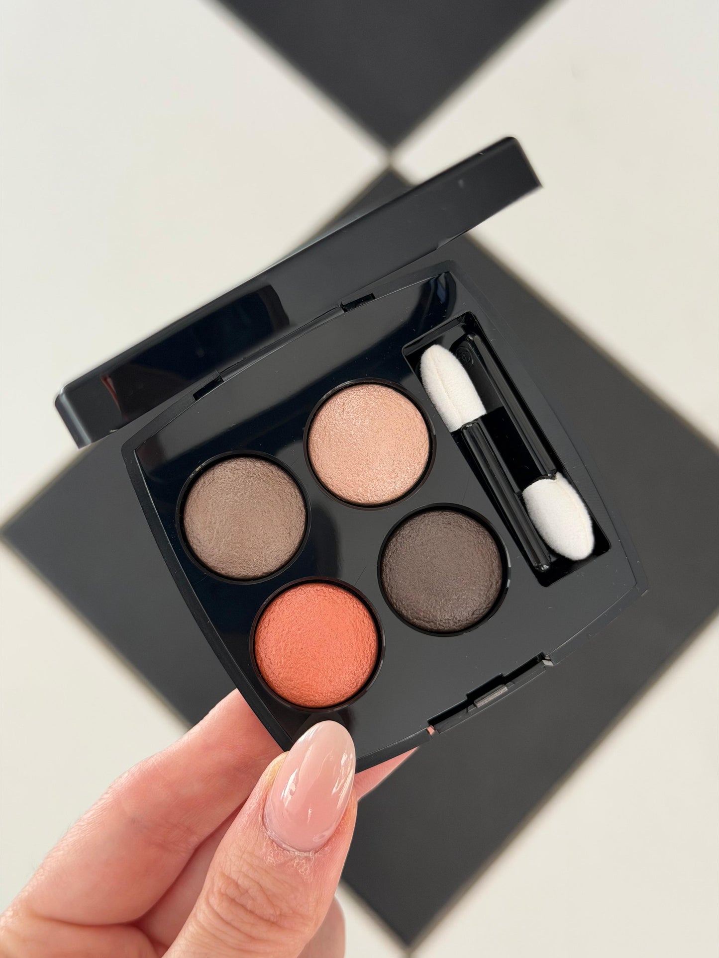 CHANEL Les 4 Ombres
Multi-Effect Quadra Eyeshadow (204)