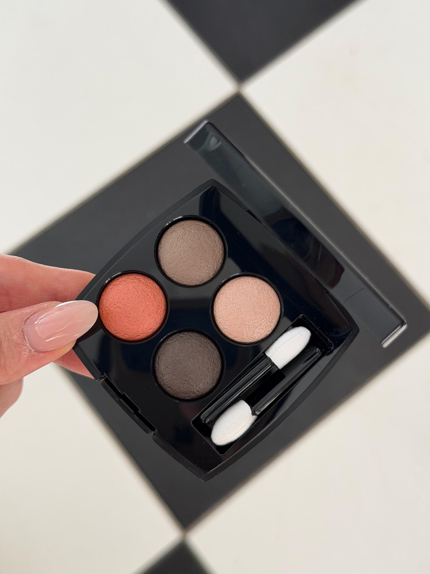 CHANEL Les 4 Ombres
Multi-Effect Quadra Eyeshadow (204)