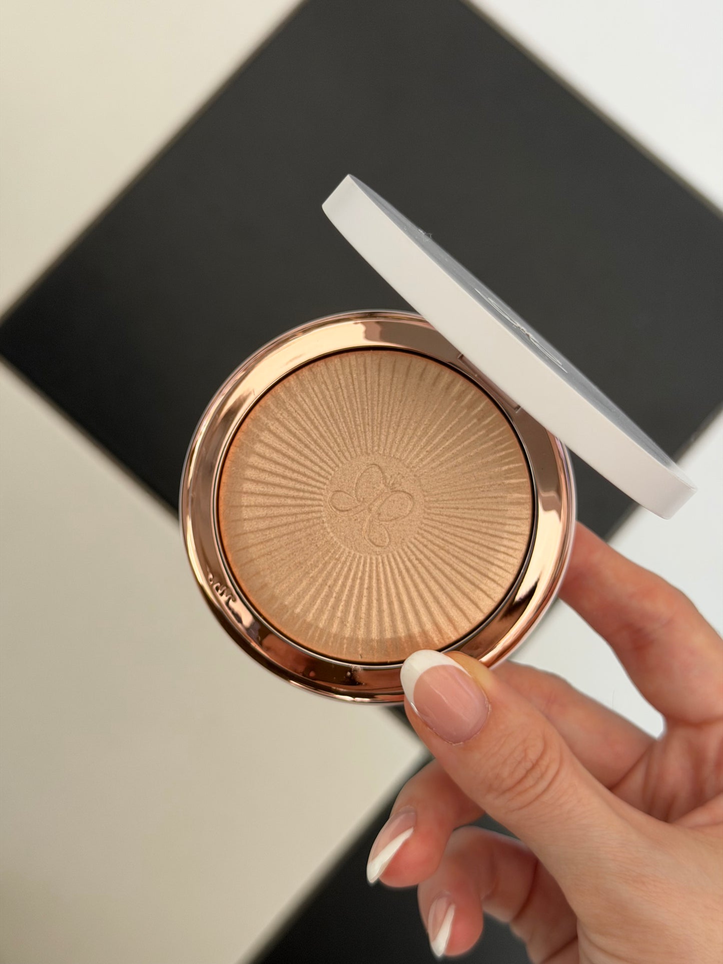 ANASTASIA BEVERLY HILLS
Glow Seeker Highlighter - Sun Idol
Illuminating Powder Radiance