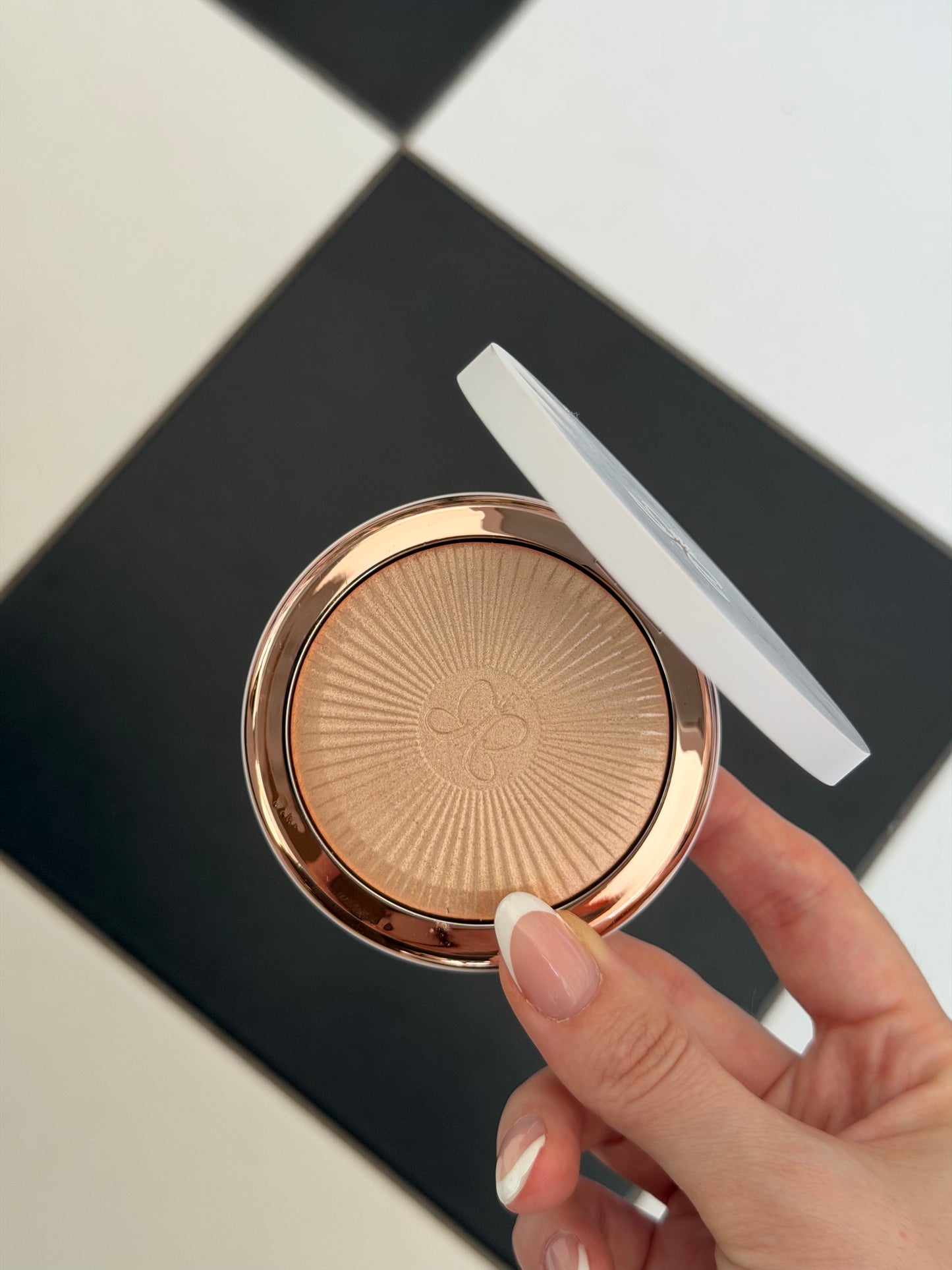 ANASTASIA BEVERLY HILLS
Glow Seeker Highlighter - Sun Idol
Illuminating Powder Radiance