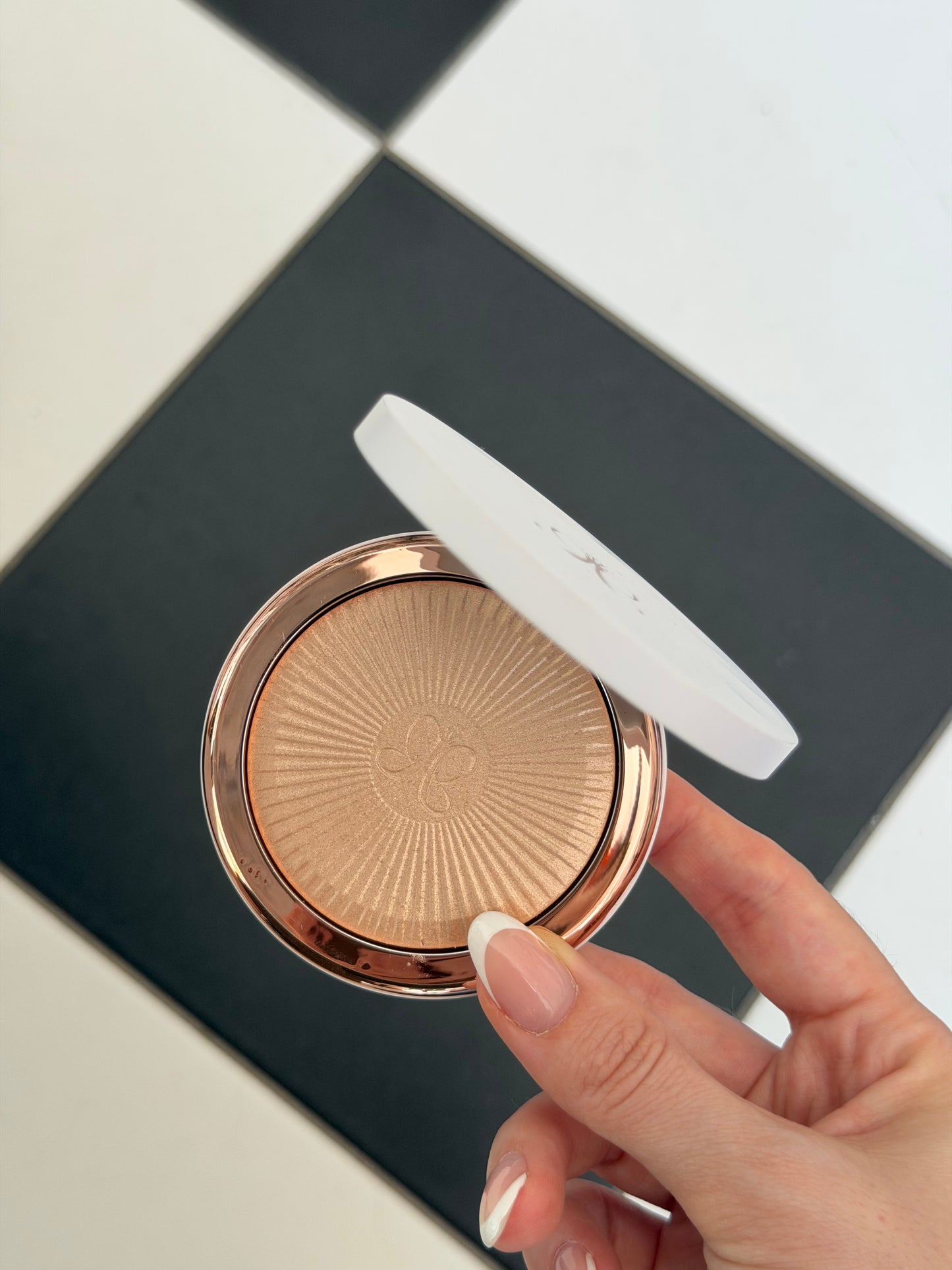ANASTASIA BEVERLY HILLS
Glow Seeker Highlighter - Sun Idol
Illuminating Powder Radiance
