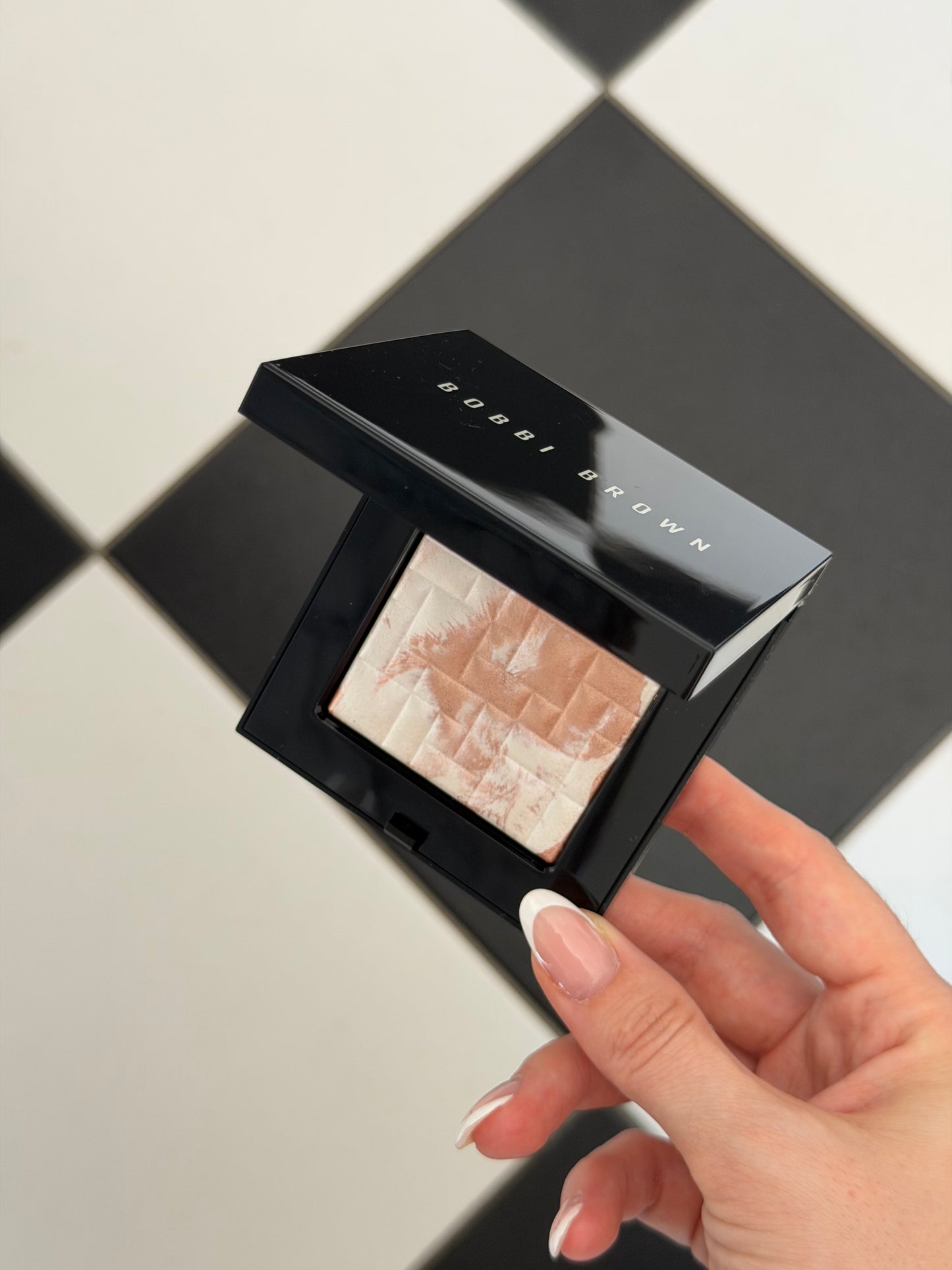 BOBBI BROWN
Highlighting Powder - Pearl-Infused