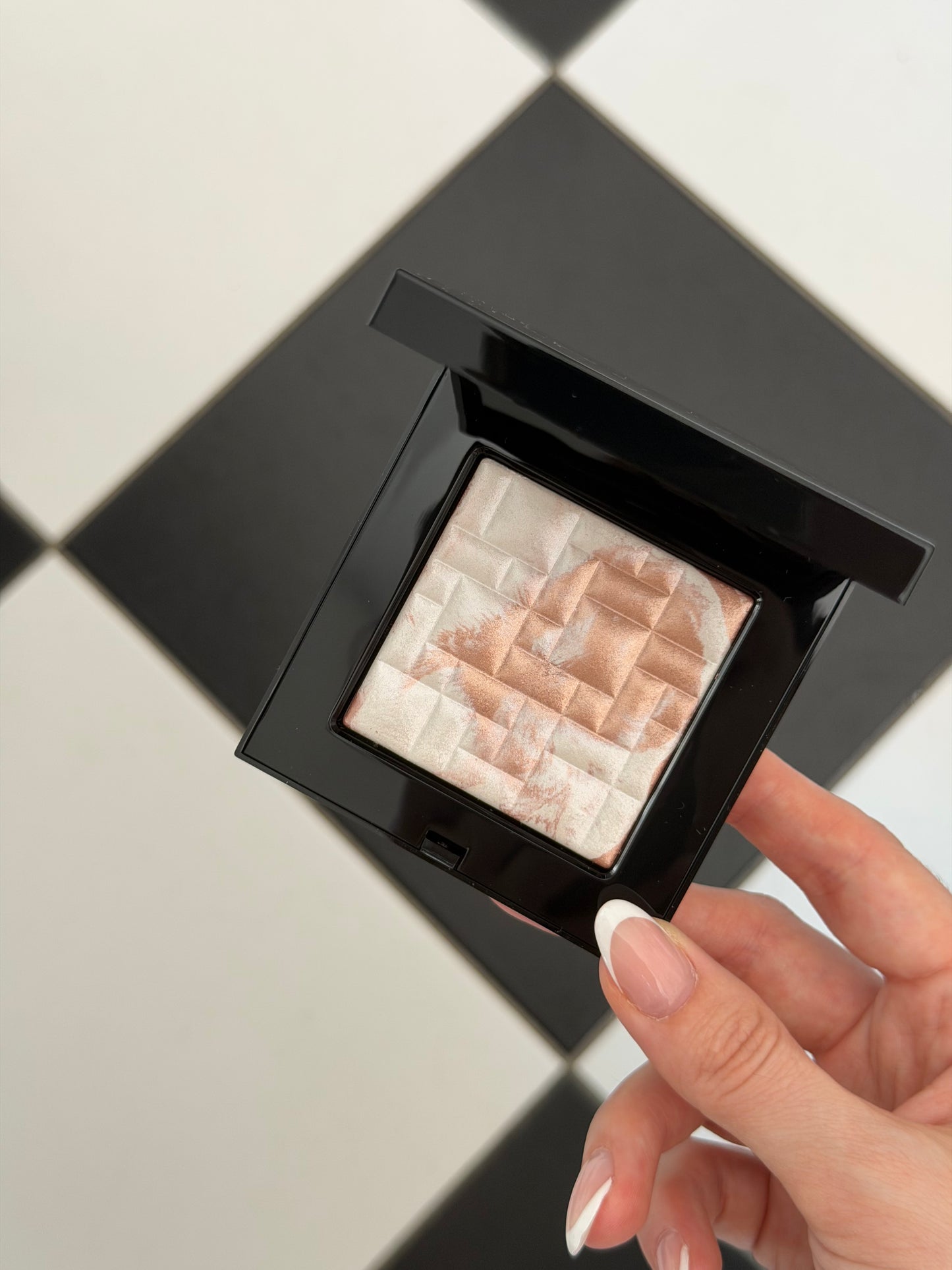 BOBBI BROWN
Highlighting Powder - Pearl-Infused