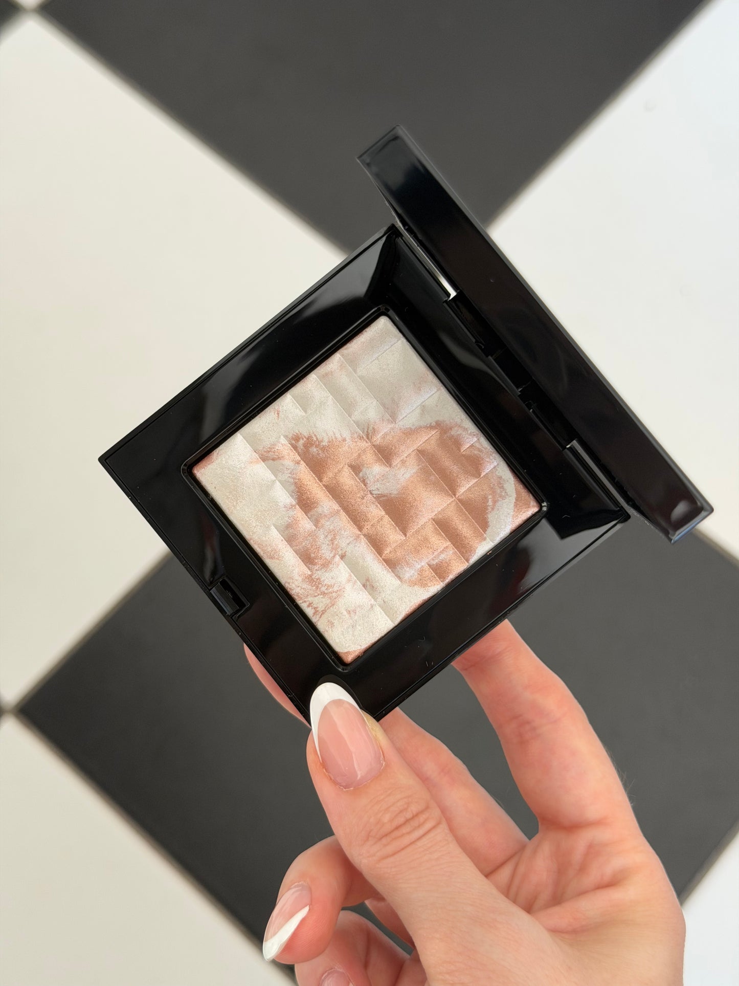 BOBBI BROWN
Highlighting Powder - Pearl-Infused