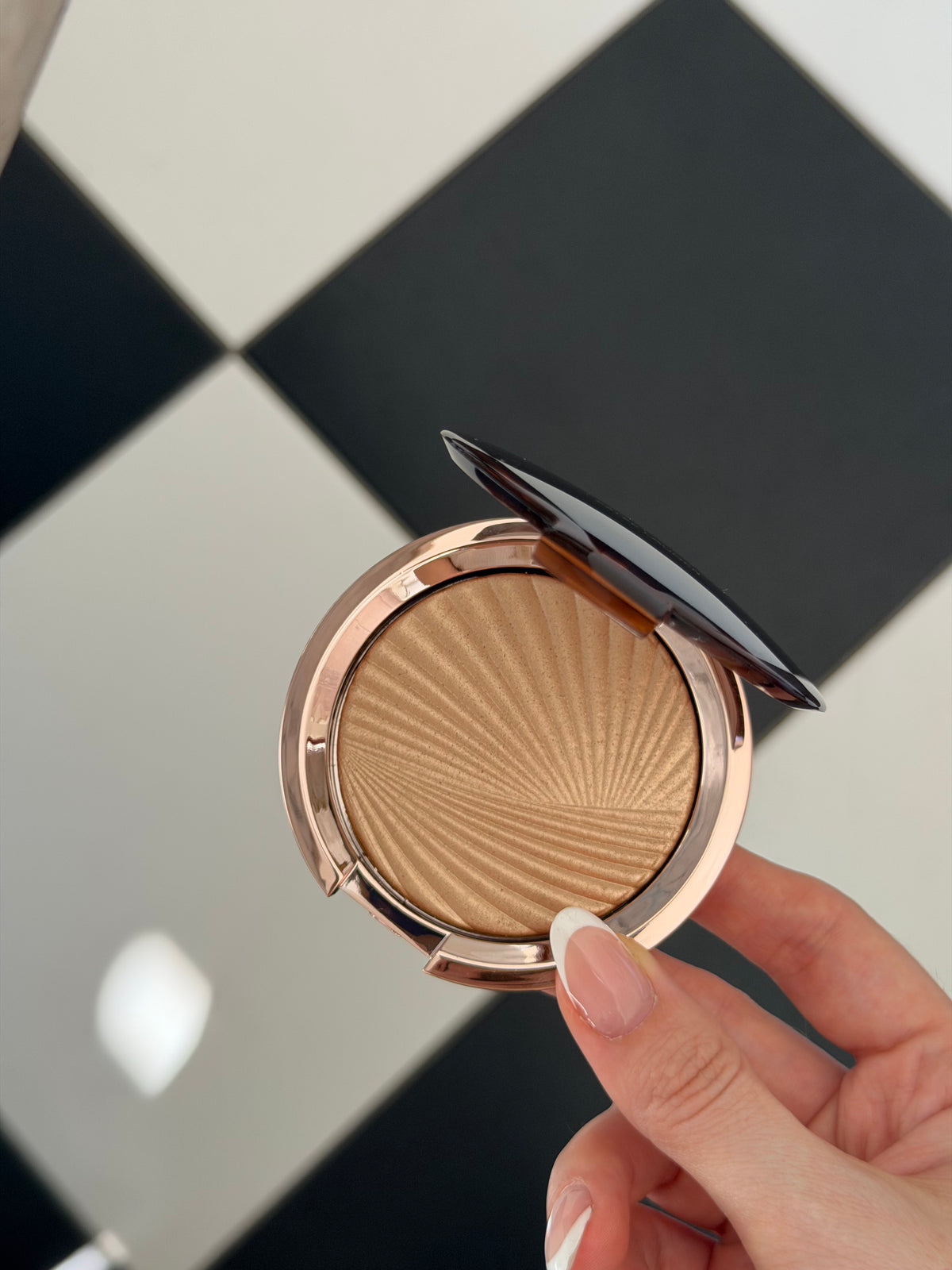 ESTÉE LAUDER Bronze Goddess (01)
Highlighting Powder Gelée