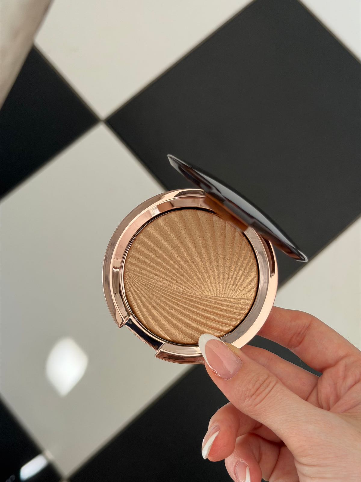 ESTÉE LAUDER Bronze Goddess (01)
Highlighting Powder Gelée