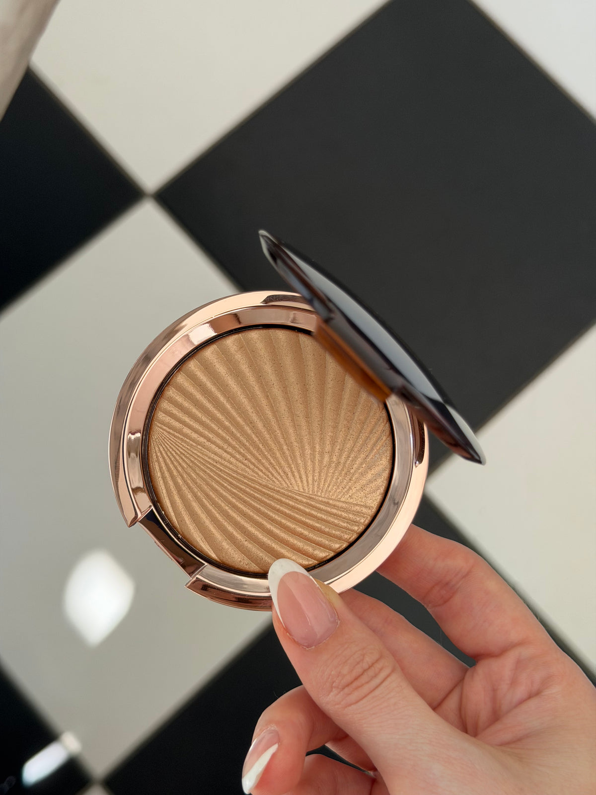 ESTÉE LAUDER Bronze Goddess (01)
Highlighting Powder Gelée