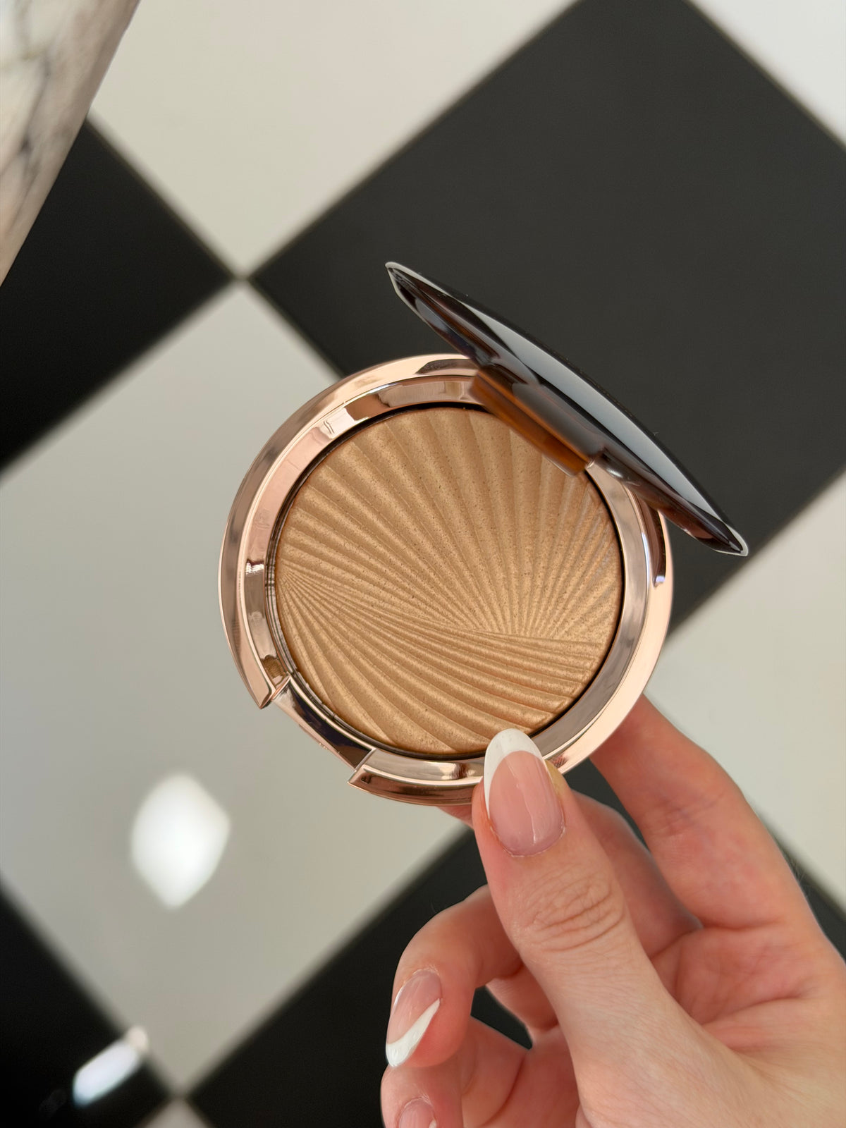 ESTÉE LAUDER Bronze Goddess (01)
Highlighting Powder Gelée