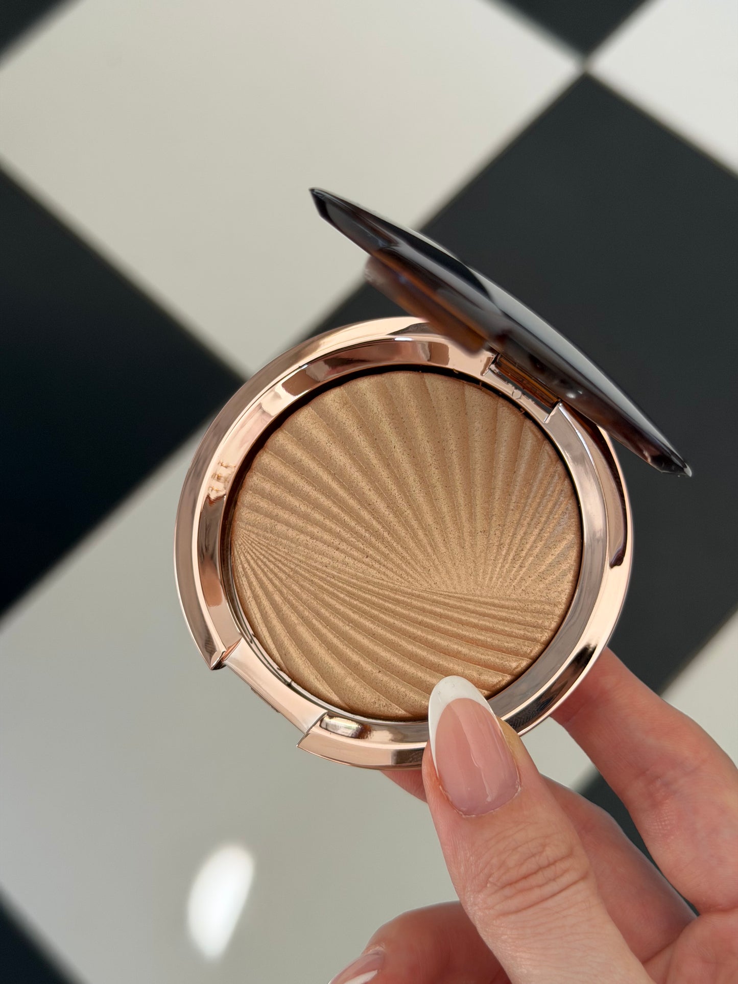 ESTÉE LAUDER Bronze Goddess (01)
Highlighting Powder Gelée