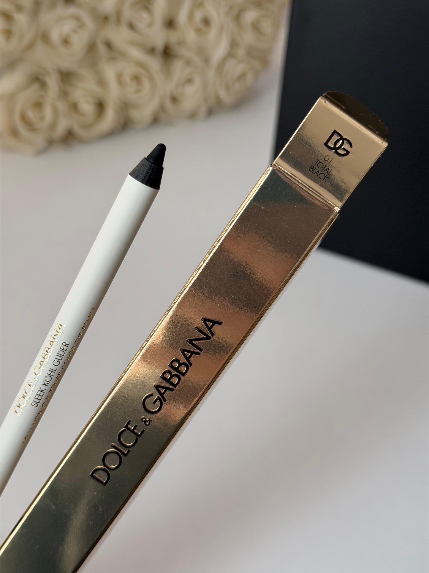 DOLCE&GABBANA Sleek Khol Glider 
10H Lasting Intense Color Eye Pencil (01)