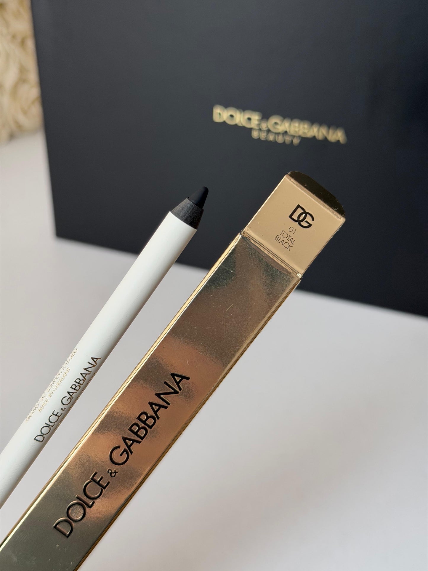 DOLCE&GABBANA Sleek Khol Glider 
10H Lasting Intense Color Eye Pencil (01)