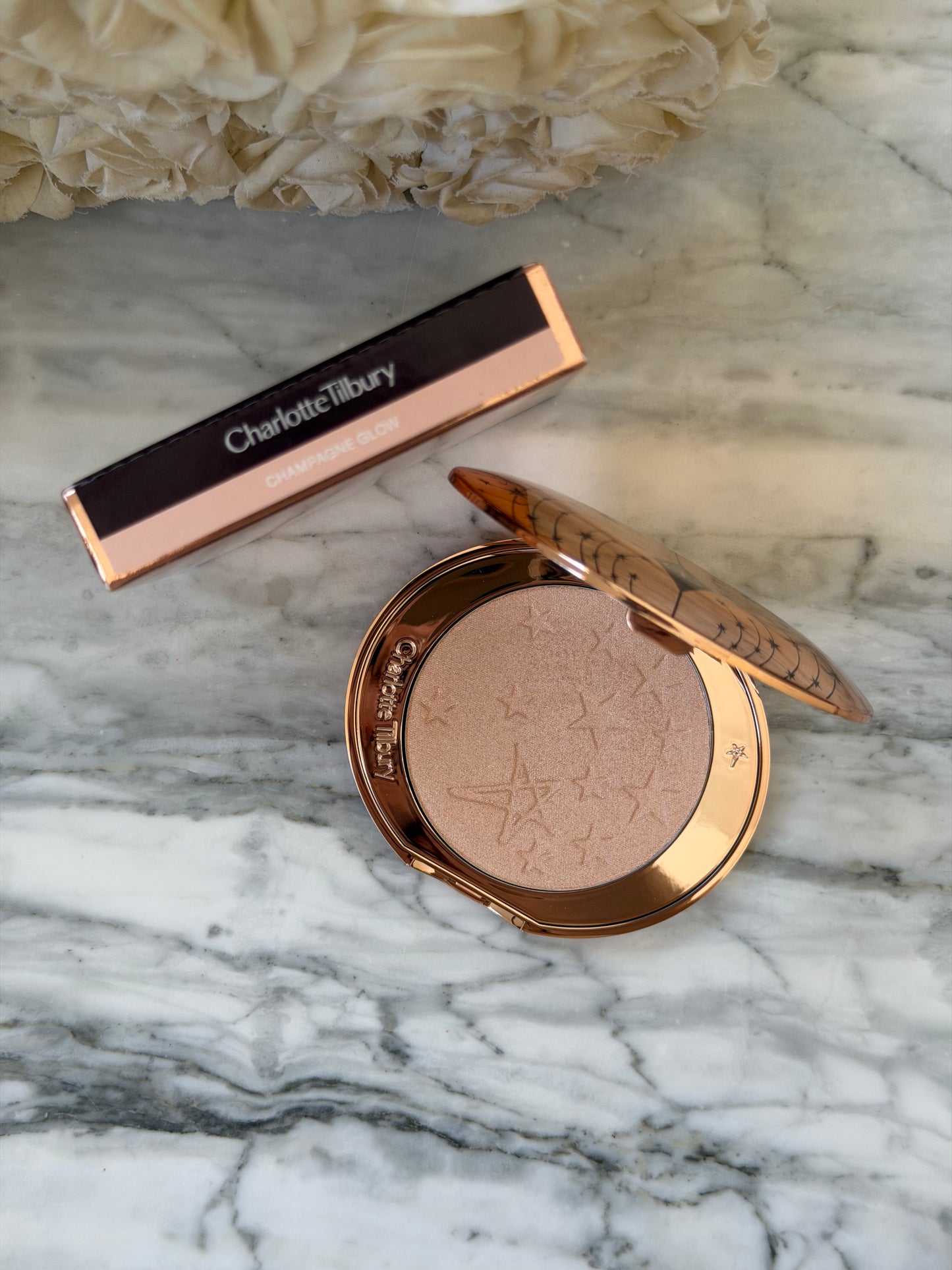 CHARLOTTE TILBURY Hollywood Glow Glide Face Architect Highlighter
- Champagne Glow