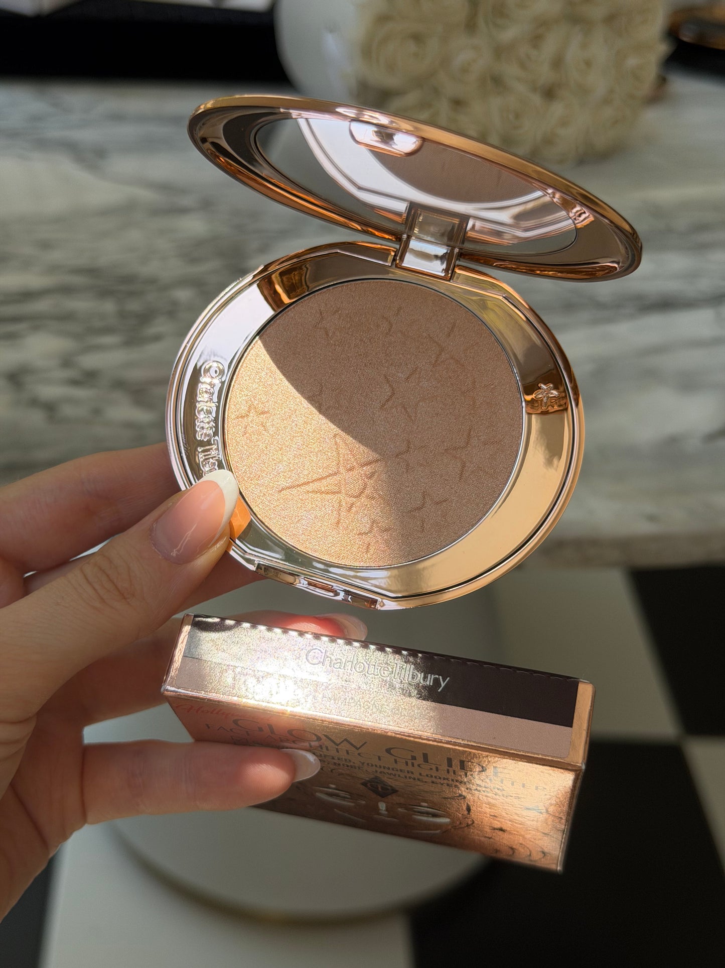 CHARLOTTE TILBURY Hollywood Glow Glide Face Architect Highlighter
- Champagne Glow