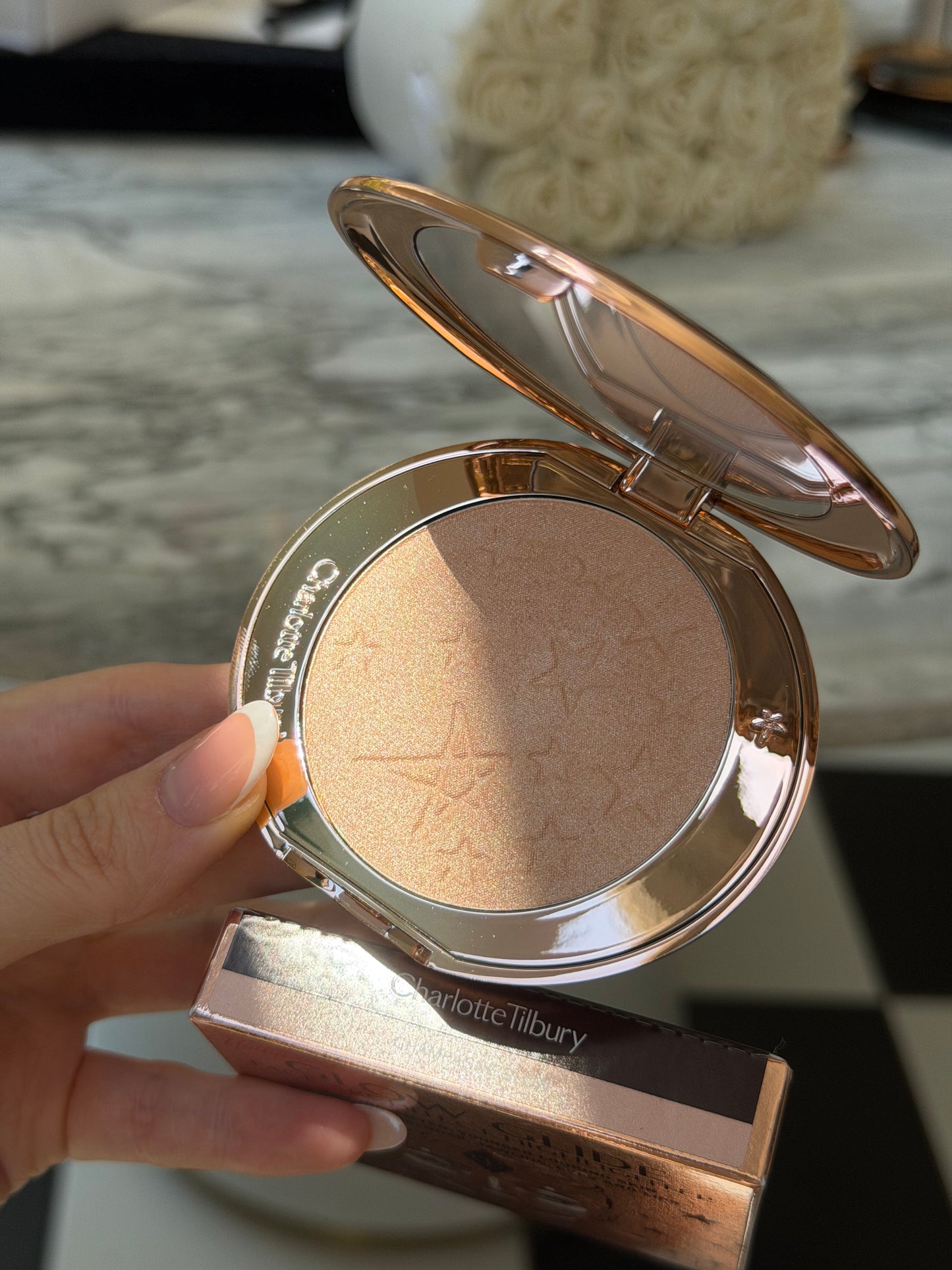 CHARLOTTE TILBURY Hollywood Glow Glide Face Architect Highlighter
- Champagne Glow