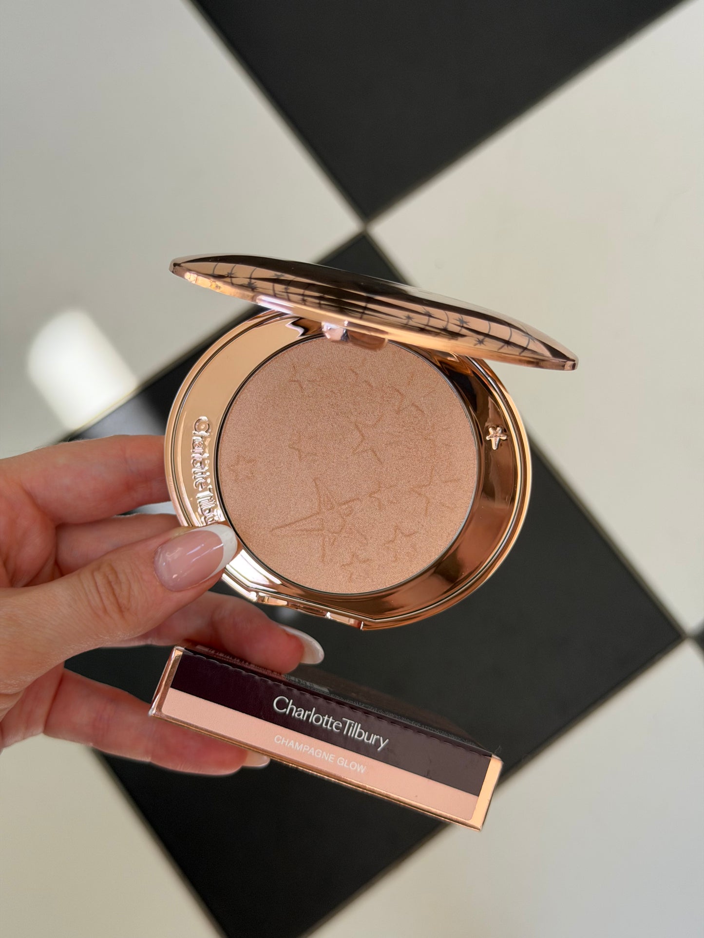 CHARLOTTE TILBURY Hollywood Glow Glide Face Architect Highlighter
- Champagne Glow